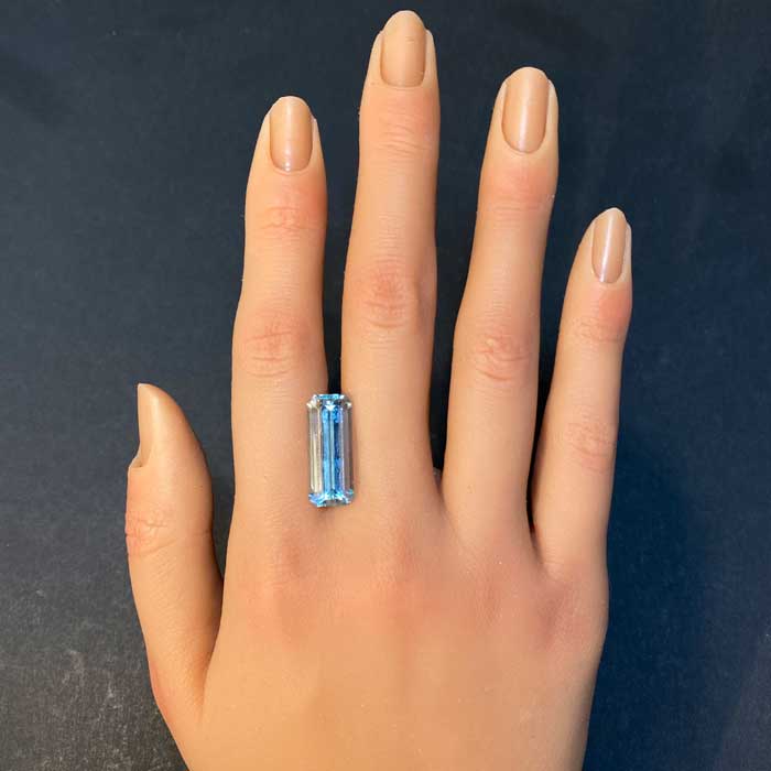 emerald cut aquamarine gemstone 