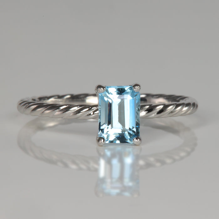 aquamarine gemstone solitaire ring in white gold 