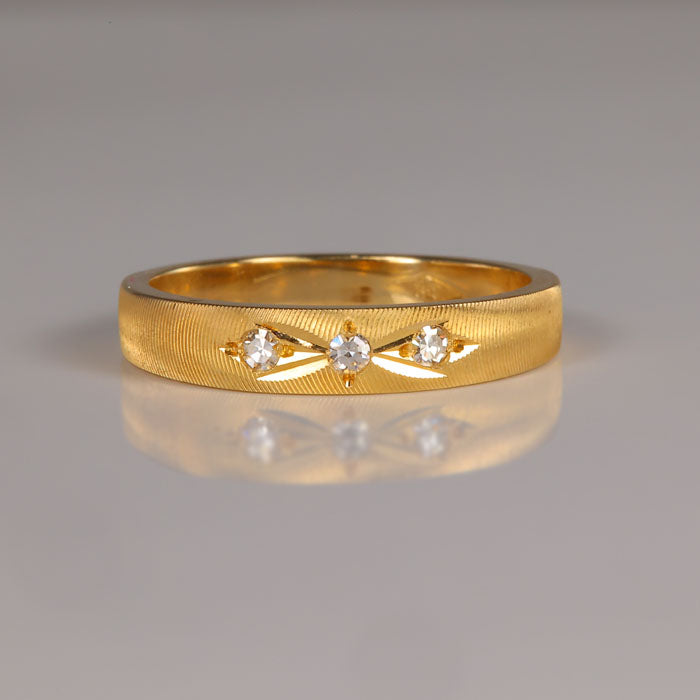 ring with fine diamonds in yellow gold