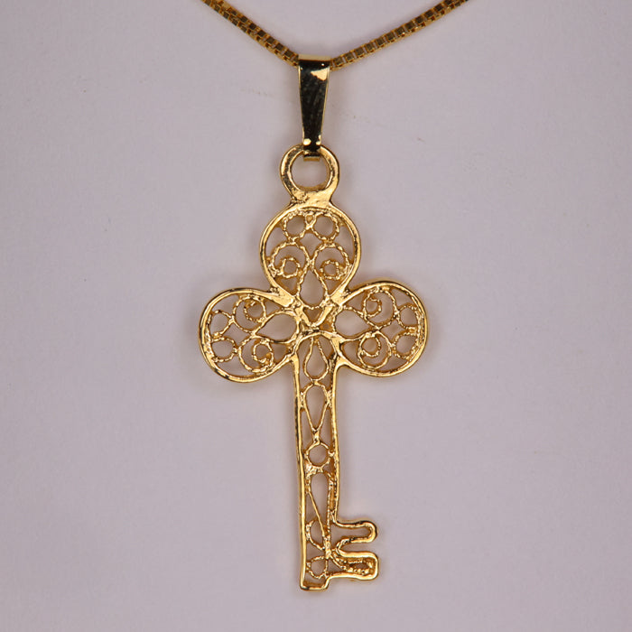 yellow gold key pendant with filigree detail