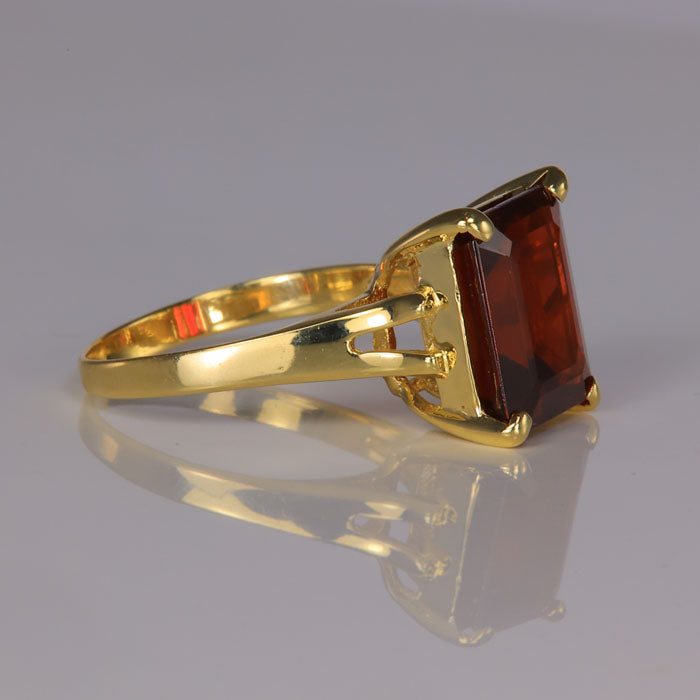 garnet ring in yellow gold 