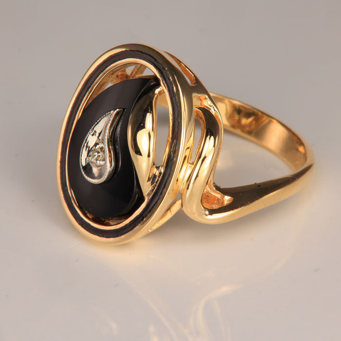 onyx and yellow gold ring with diamond