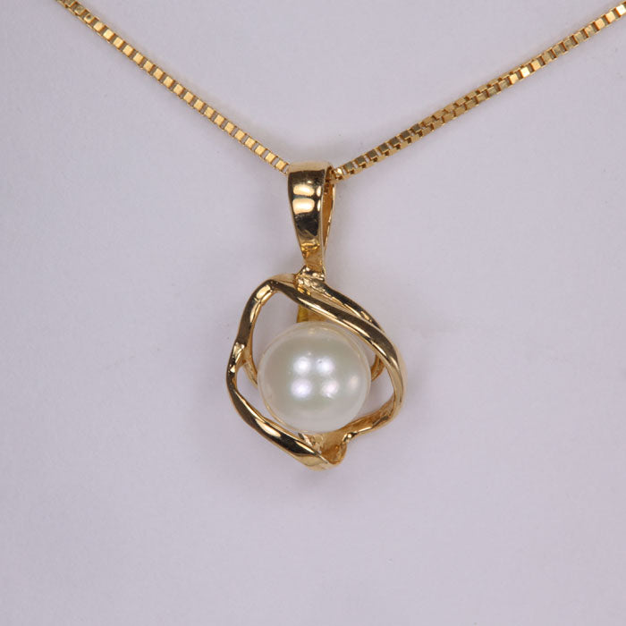 yellow gold pendant with pearl