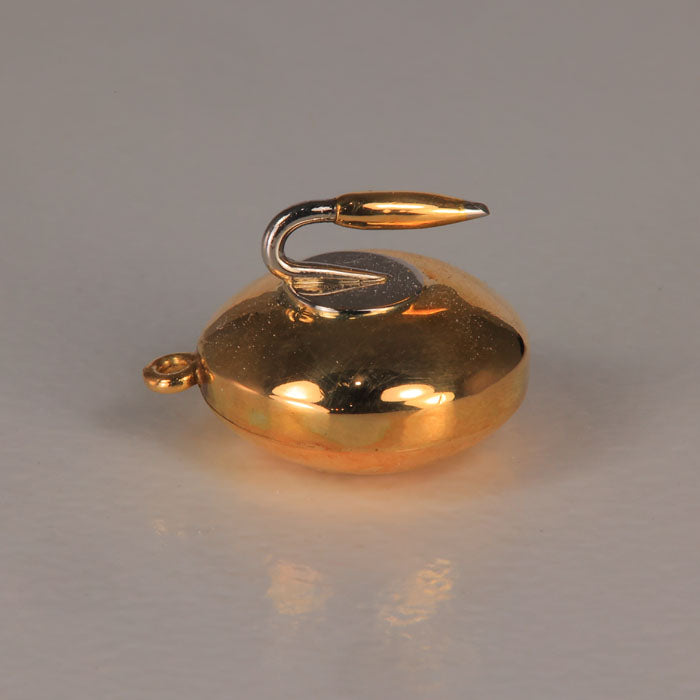 curling stone pendant in yellow gold