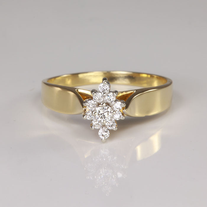 very fine diamond ring in yellow gold