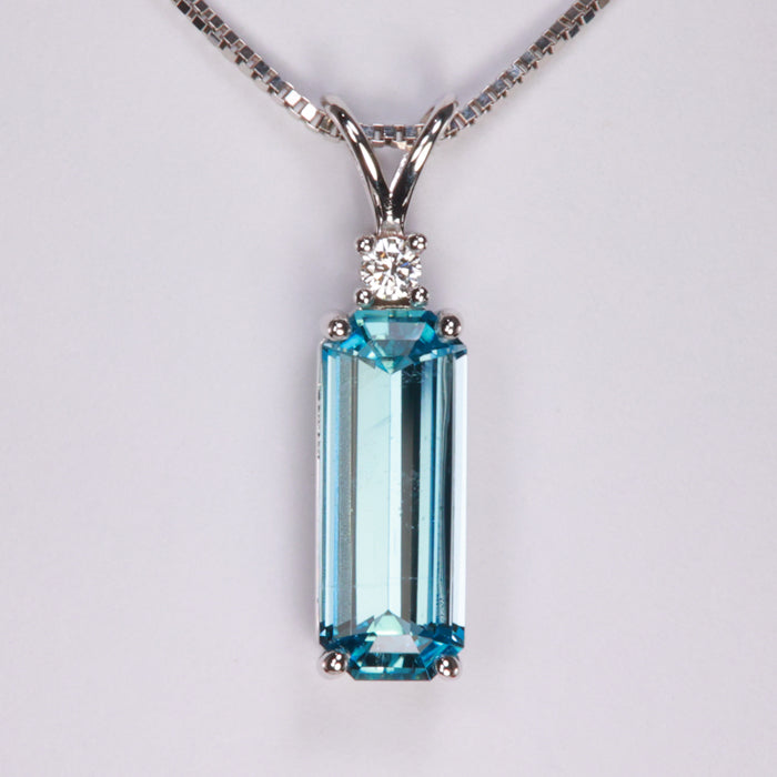 greenish blue aquamarine gem pendant with diamond in white gold 