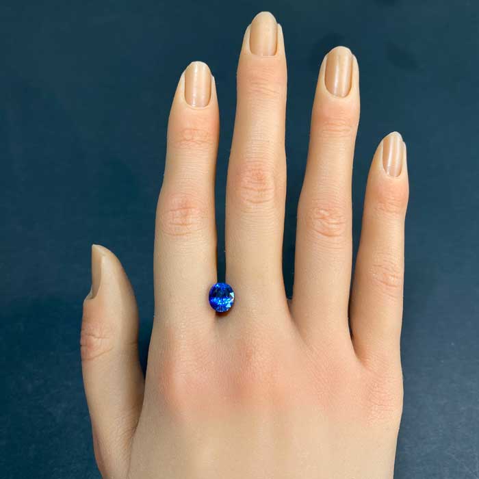 oval ceylon sapphire gemstone fine blue color