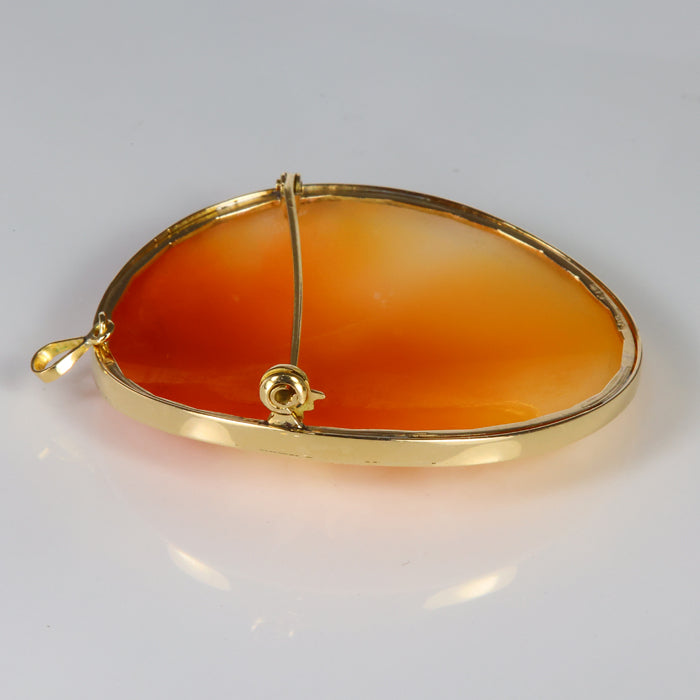 pin pendant in yellow gold with shell