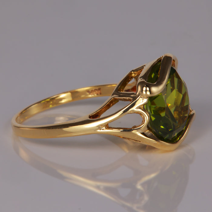 estate ring in 10k gold with synthetic spinel