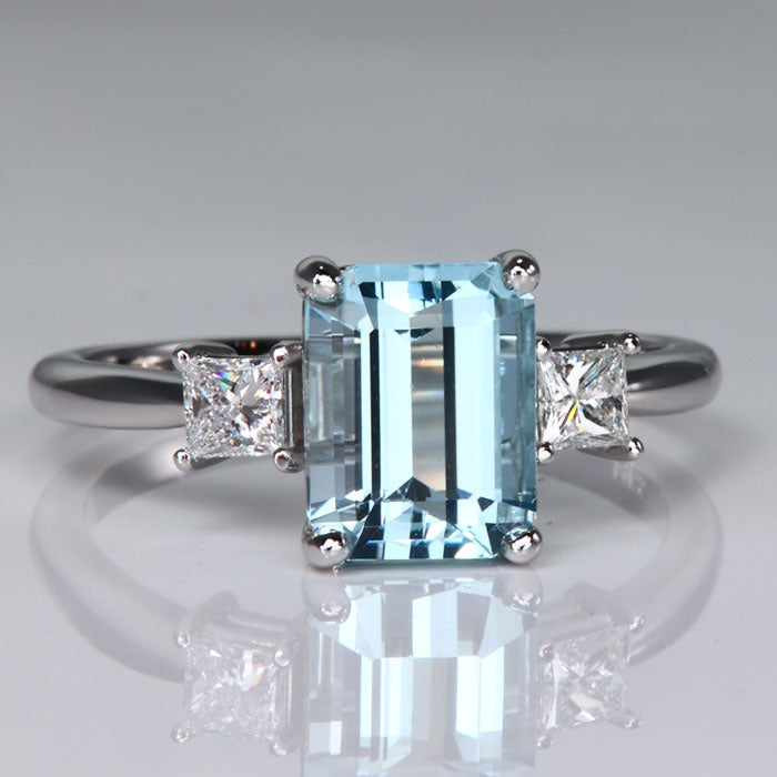  Emerald Cut Aquamarine with Side Diamonds Rin